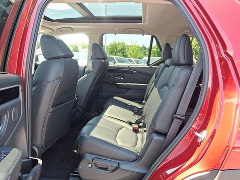Certified 2025 Honda Pilot Touring image 11