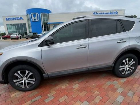 Used 2018 Toyota RAV4 LE FWD image 6