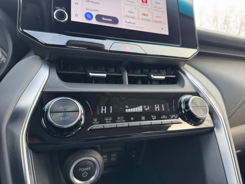 Used 2023 Toyota Venza LE image 19