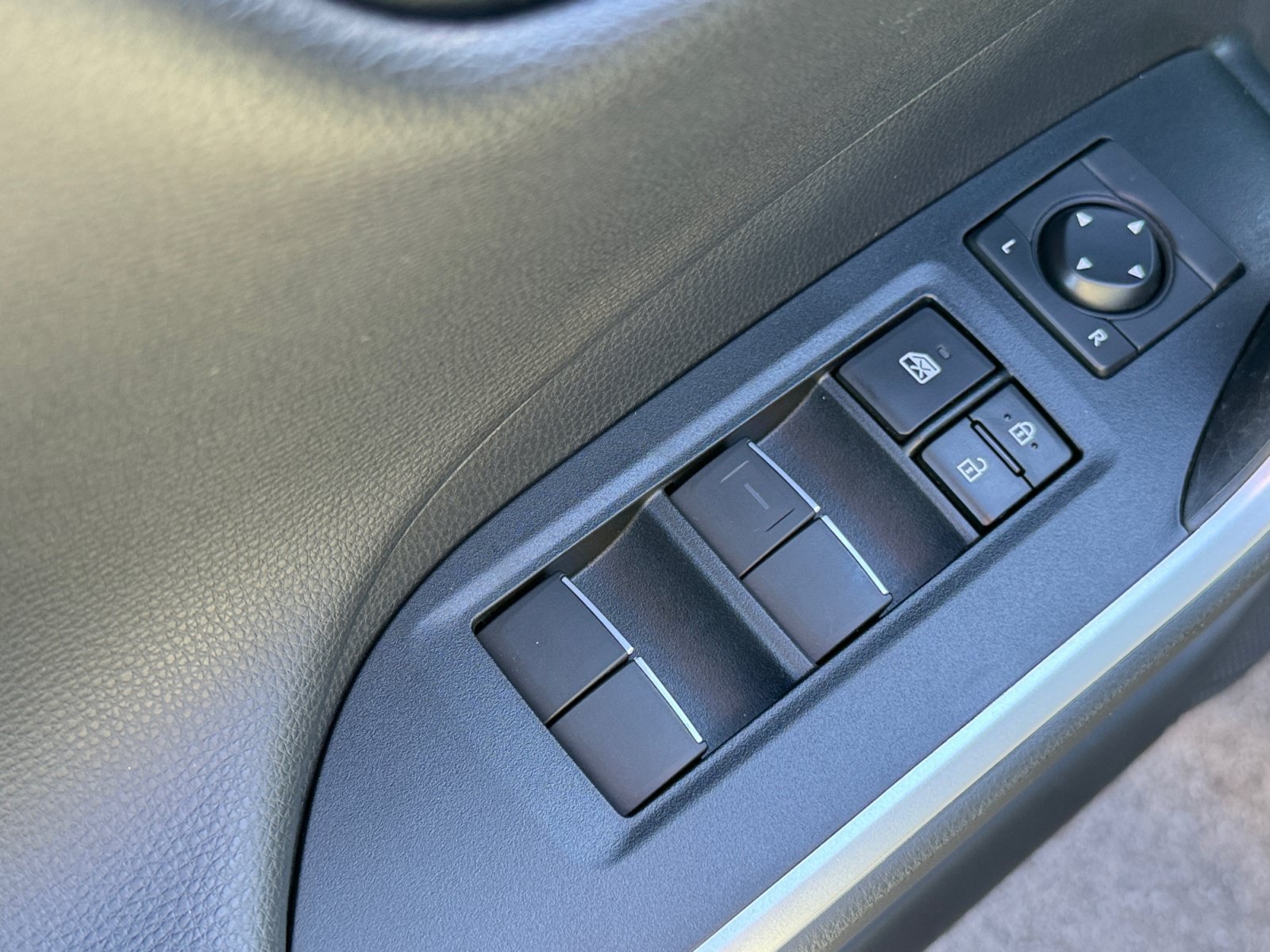 Used 2019 Toyota RAV4 Limited AWD/4WD image 18