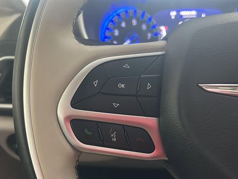 Used 2018 Chrysler Pacifica Limited w/ Tire & Wheel Group FWD image 18