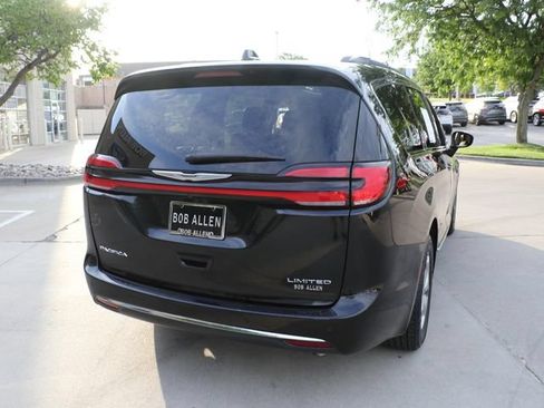 Used 2023 Chrysler Pacifica Limited FWD image 6