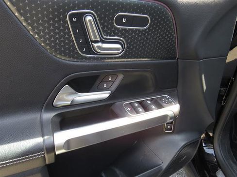 Used 2024 Mercedes-Benz GLB 250 4MATIC image 8