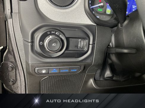 Used 2025 Jeep Wrangler Unlimited Sahara w/ Safety Group AWD/4WD image 25