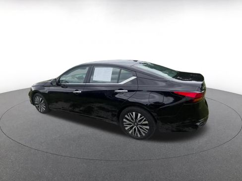 Used 2025 Nissan Altima 2.5 SV FWD image 10
