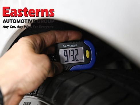 Used 2024 Chrysler Pacifica Select image 25