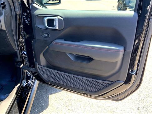 Used 2023 Jeep Wrangler Unlimited Rubicon w/ Cold Weather Group AWD/4WD image 18