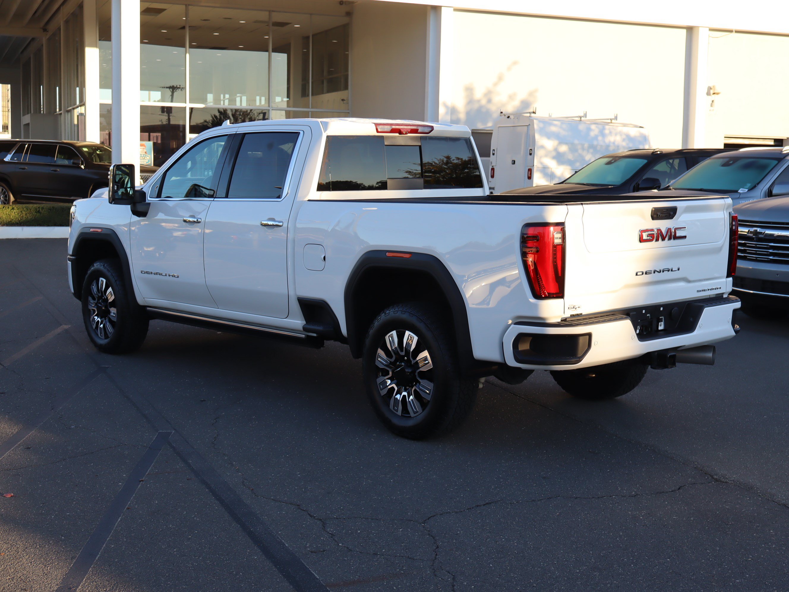 Used 2025 GMC Sierra 2500 Denali w/ Denali Reserve Package AWD/4WD image 8