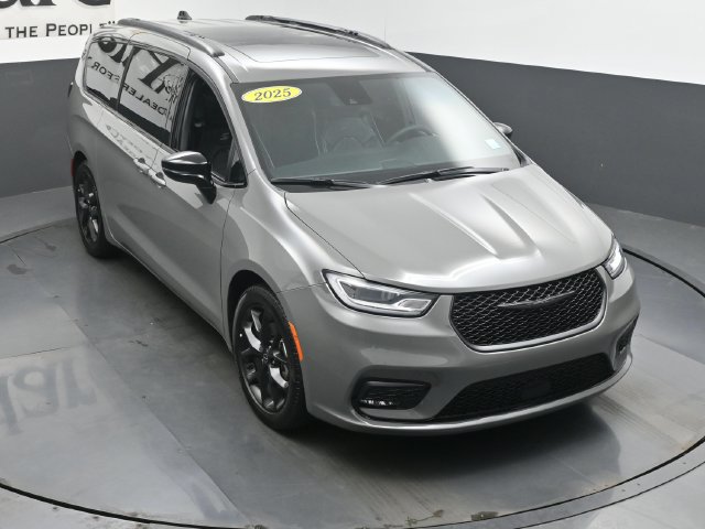 Used 2025 Chrysler Pacifica Limited FWD image 49