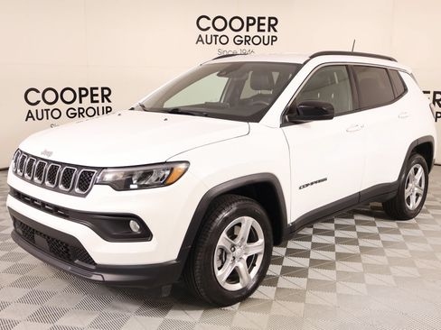 Used 2024 Jeep Compass Latitude w/ Convenience Group AWD/4WD image 9