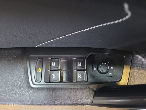 Used 2024 Volkswagen Tiguan SE FWD image 11