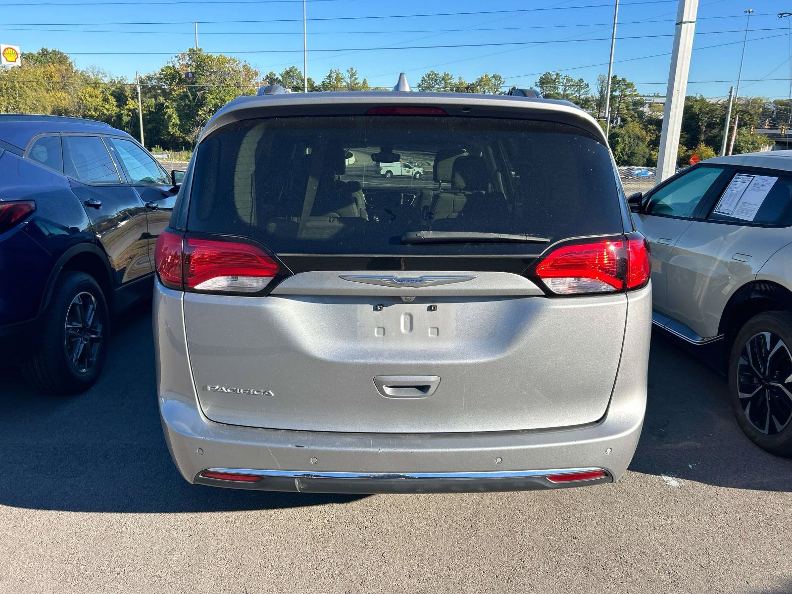 Used 2017 Chrysler Pacifica Touring-L Plus FWD image 3