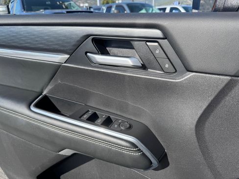 Used 2025 GMC Acadia Elevation image 28