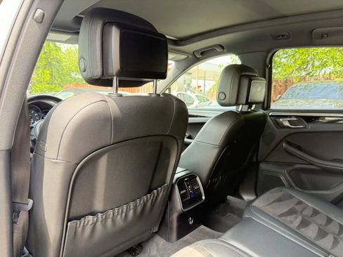 Used 2020 Porsche Macan AWD/4WD image 16