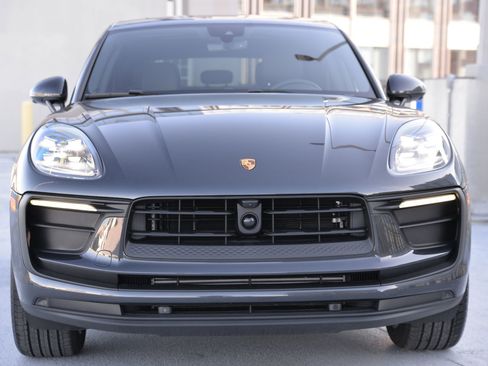 Certified 2025 Porsche Macan image 6