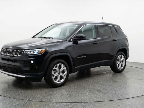 Used 2025 Jeep Compass Latitude AWD/4WD image 3