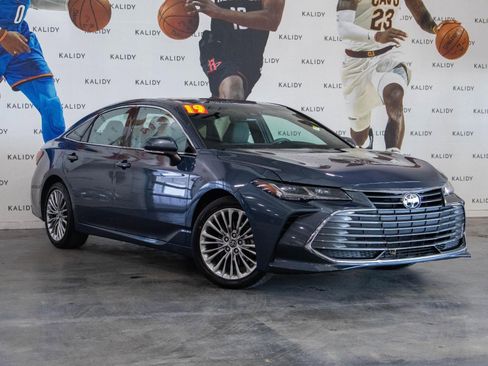 Used 2019 Toyota Avalon Limited image 2