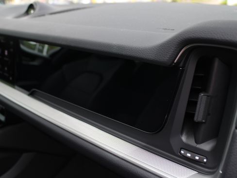 Certified 2025 Porsche Cayenne AWD/4WD image 34