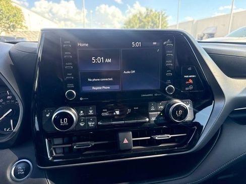 Used 2021 Toyota Highlander XLE FWD image 11