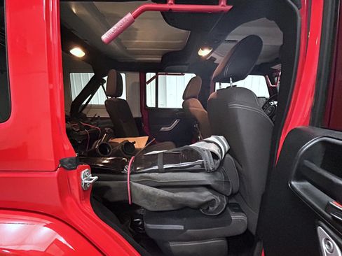 Used 2016 Jeep Wrangler Unlimited Sahara w/ Connectivity Group AWD/4WD image 18