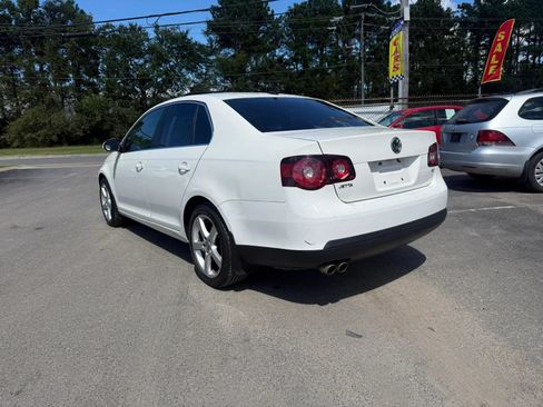 Used 2010 Volkswagen Jetta SE FWD image 3