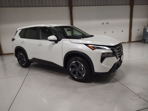 Used 2024 Nissan Rogue SV AWD/4WD image 2