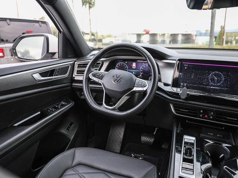 Used 2024 Volkswagen Atlas Cross Sport SE FWD image 3