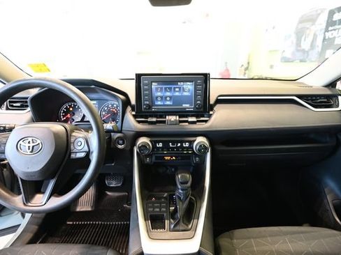 Used 2020 Toyota RAV4 XLE AWD/4WD image 2