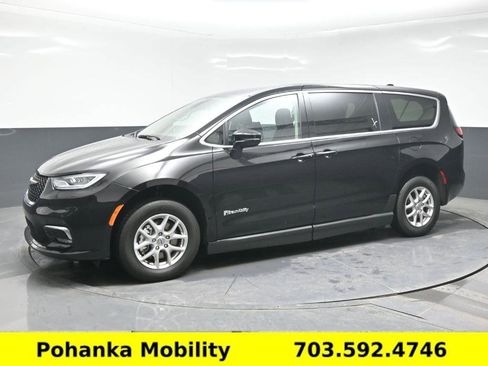 Used 2024 Chrysler Pacifica Touring-L image 13