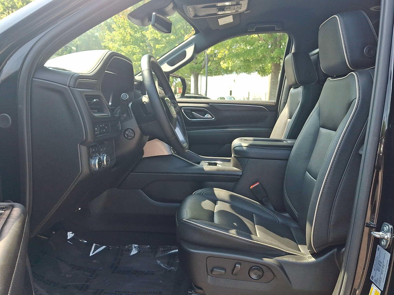 Used 2024 GMC Yukon SLT w/ SLT Luxury Package AWD/4WD image 17