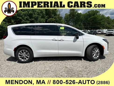 New 2027 Chrysler Pacifica Select AWD/4WD image 15