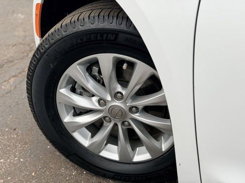 Used 2018 Chrysler Pacifica Touring Plus image 26