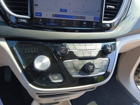 Used 2023 Chrysler Pacifica Touring-L FWD image 16