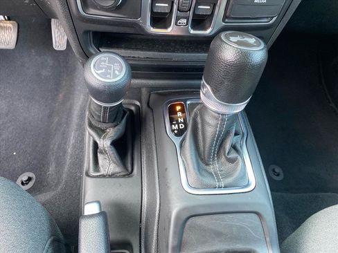 Used 2024 Jeep Wrangler Unlimited w/ Convenience Group AWD/4WD image 12