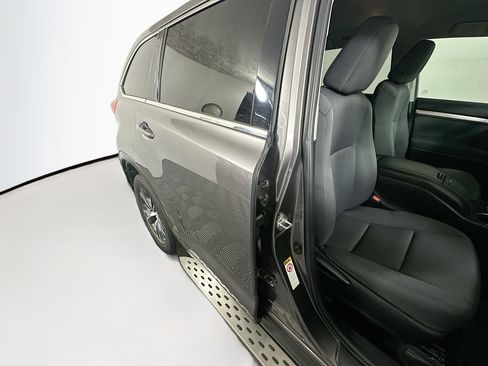 Used 2019 Toyota Highlander LE FWD image 27