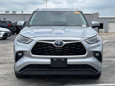 Used 2023 Toyota Highlander XLE FWD image 3