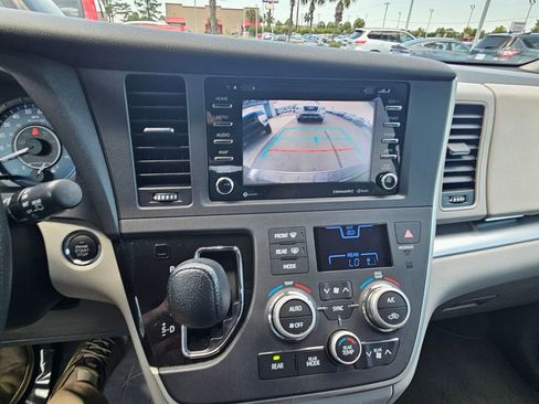 Used 2020 Toyota Sienna LE w/ LE Preferred Package FWD image 24
