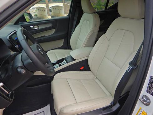 Used 2023 Volvo XC40 B5 Plus w/ Protection Package Premier AWD/4WD image 12