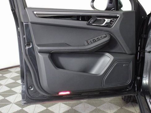 Used 2025 Porsche Macan image 14