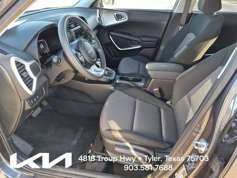 Certified 2025 Kia Soul LX w/ LX Technology Package FWD image 15