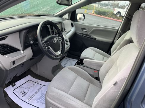 Used 2017 Toyota Sienna LE image 9