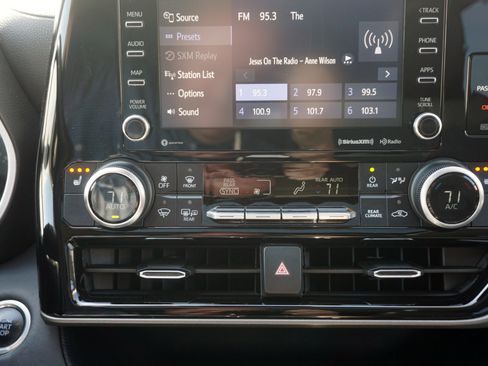 Used 2021 Toyota Highlander XLE image 14