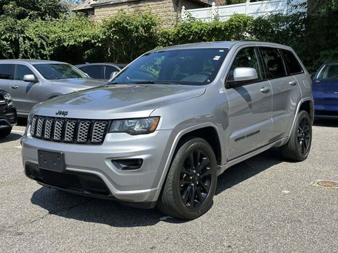Used 2018 Jeep Grand Cherokee Altitude AWD/4WD image 7