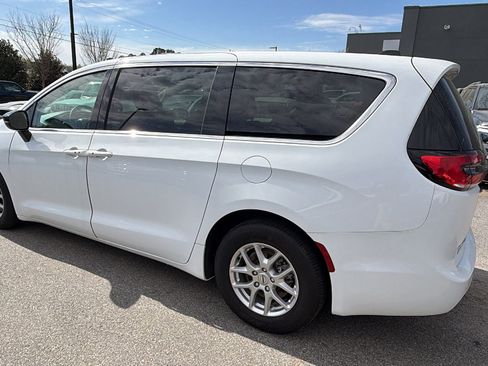 Used 2024 Chrysler Pacifica Touring-L image 10
