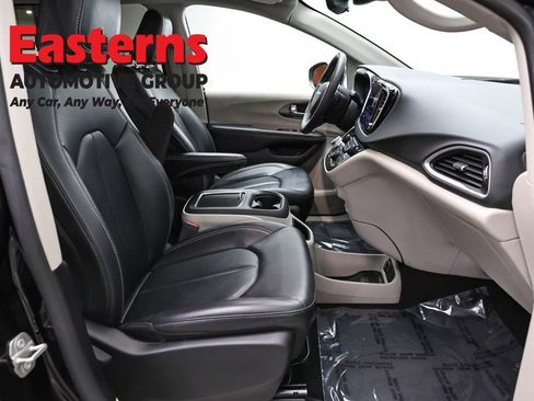 Used 2023 Chrysler Pacifica Touring-L FWD image 22
