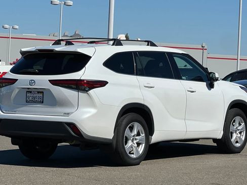 Used 2022 Toyota Highlander L AWD/4WD image 2