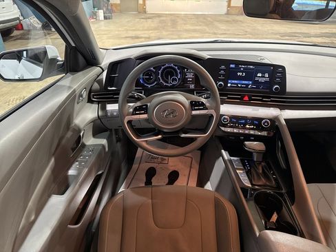 Used 2021 Hyundai Elantra Blue image 22