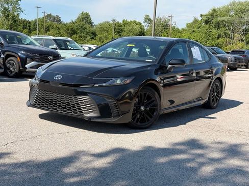 Used 2025 Toyota Camry SE FWD image 3