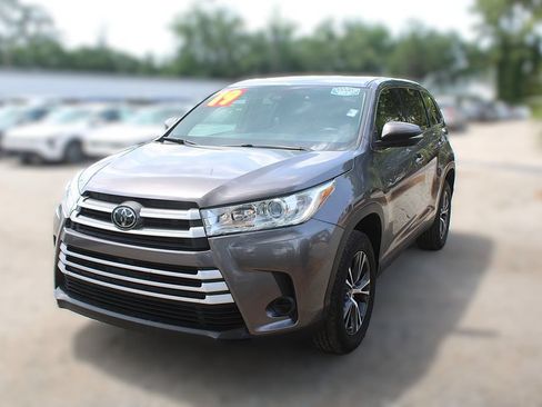 Used 2019 Toyota Highlander LE FWD image 15