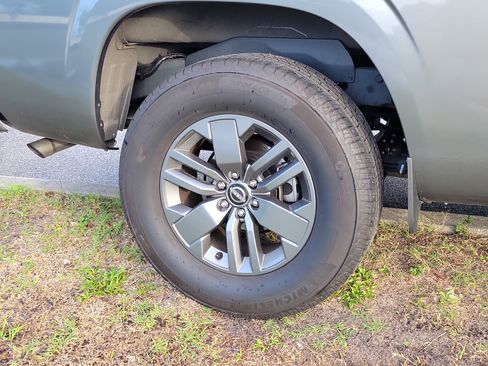 Used 2025 Nissan Frontier SV image 11